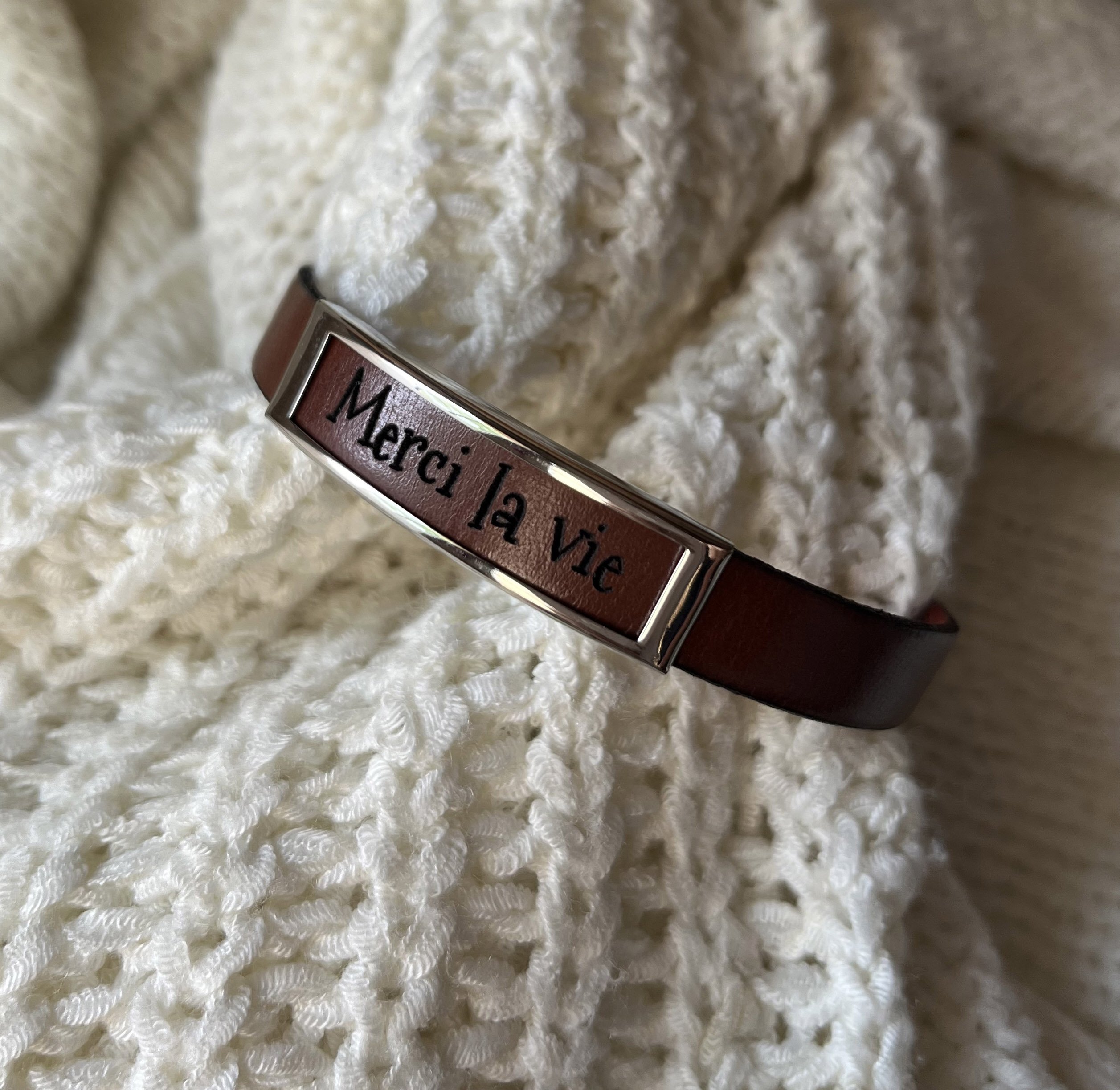 L&aelig;derrem med ramme i rustfrit st&aring;l indgraveret med et fornavn eller et ord 