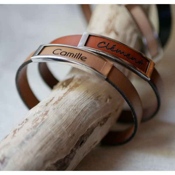 L&aelig;derrem med ramme i rustfrit st&aring;l indgraveret med et fornavn eller et ord 