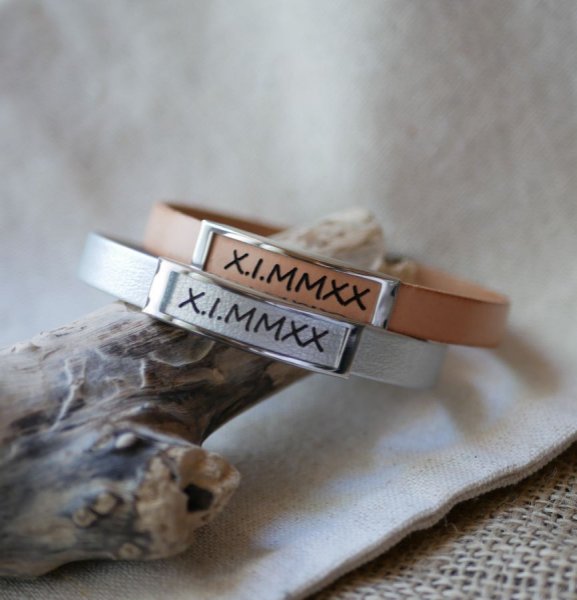 L&aelig;derrem med ramme i rustfrit st&aring;l indgraveret med et fornavn eller et ord 