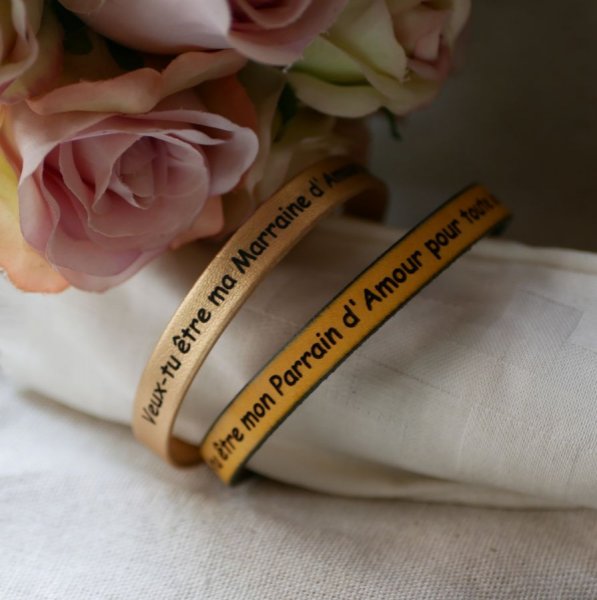 L&aelig;derarmb&aring;nd, der kan personligg&oslash;res ved gravering elegant magnetl&aring;s