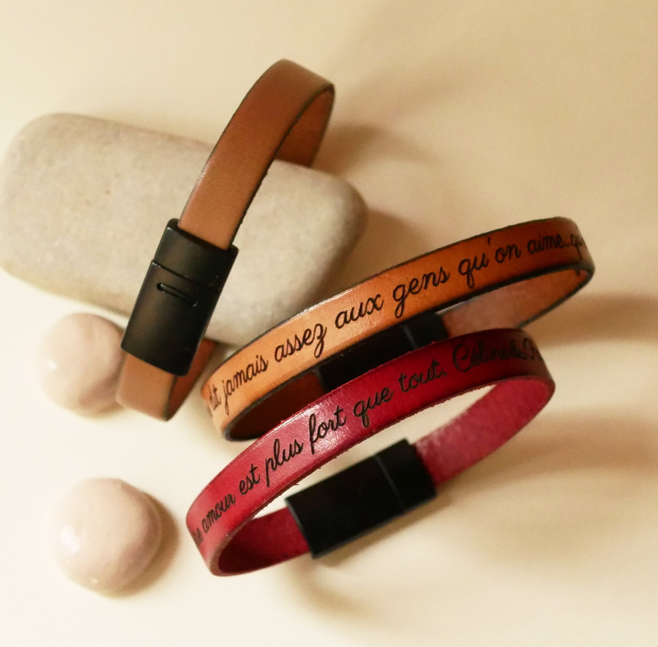 L&aelig;derarmb&aring;nd, der kan g&oslash;res personligt med indgravering Sort magnetl&aring;s