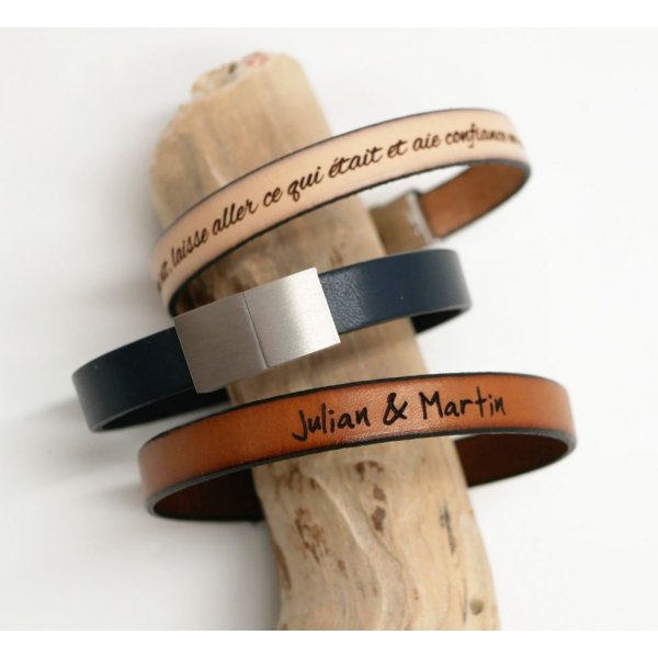 L&aelig;derarmb&aring;nd, der kan personligg&oslash;res ved gravering elegant magnetl&aring;s