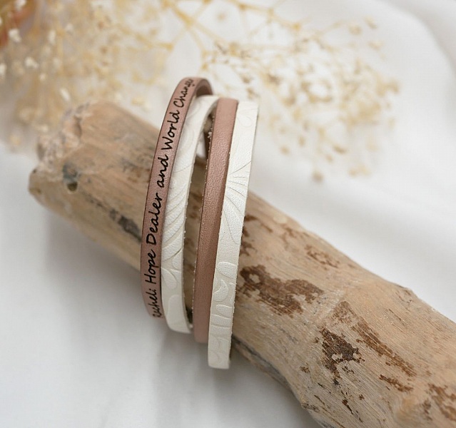 Bracelet en cuir personnalisable avec gravure sur bois flotté.