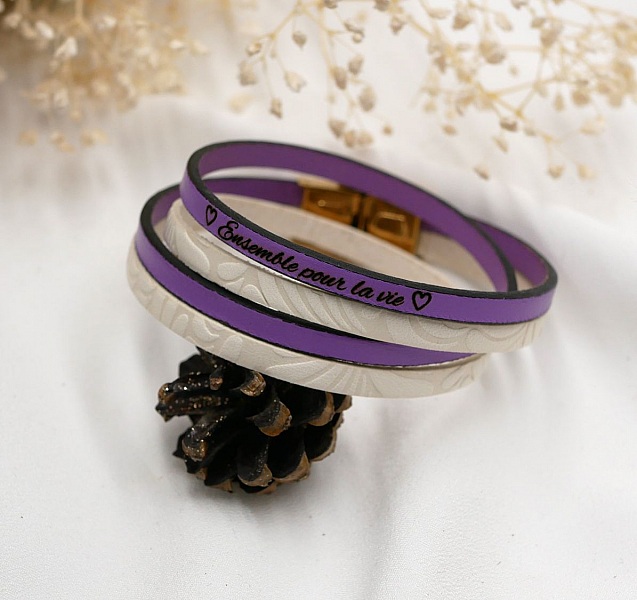 Bracelet personnalisé en cuir violet et blanc gravé.
