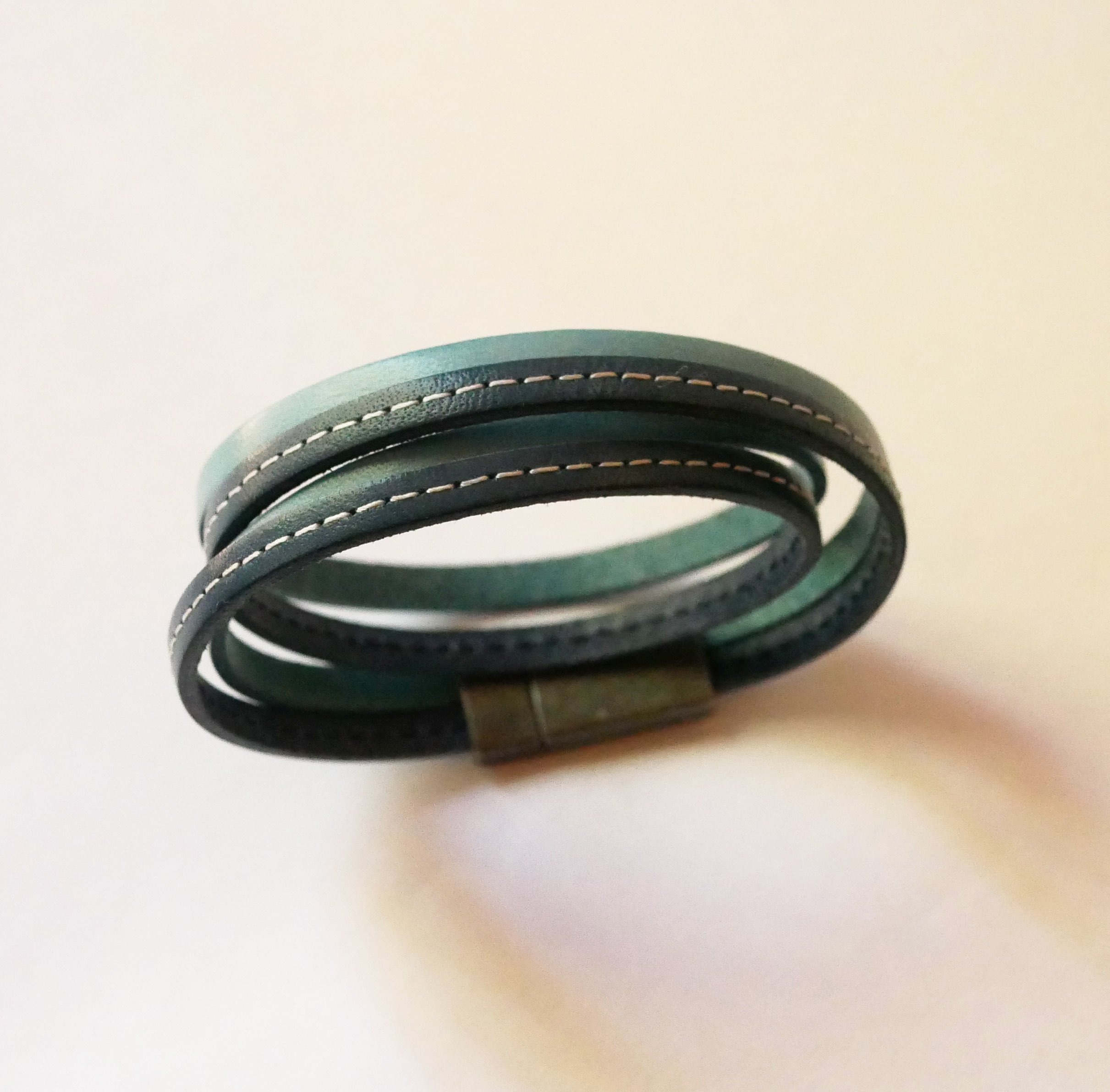 Bl&aring; dobbeltsyet l&aelig;derrem med magnetl&aring;s