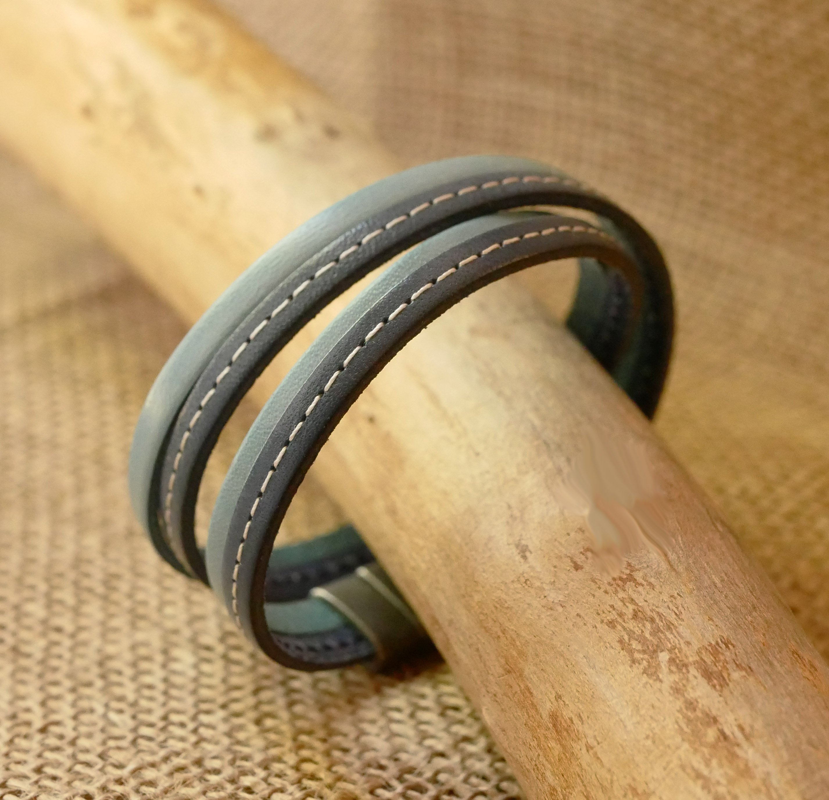 Bl&aring; dobbeltsyet l&aelig;derrem med magnetl&aring;s