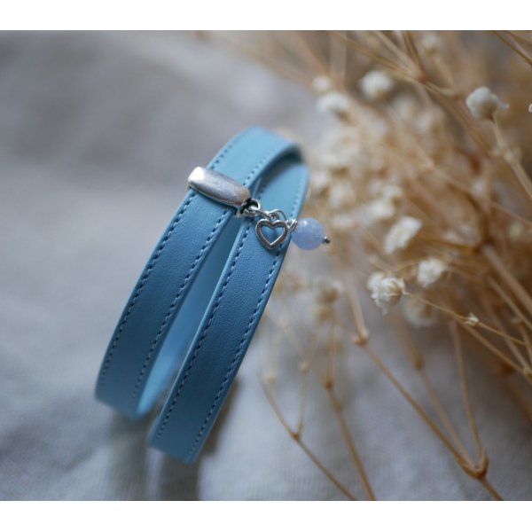 Himmelbl&aring; dobbelt l&aelig;derrem med syninger og valg af vedh&aelig;ng