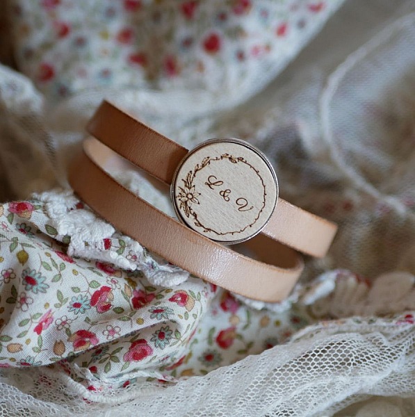 Bracelet double en cuir avec cabochon bois gravé personnalisé.