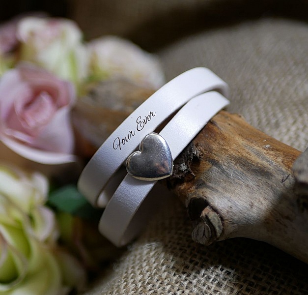 Dobbelt l&aelig;derarmb&aring;nd med s&oslash;lv hjerte design, dine ord kan indgraveres