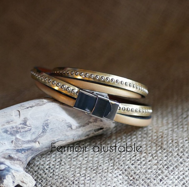 Bracelet cuir double doré à billes argentées et fermoir ajustable.