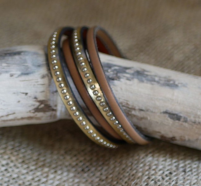 Bracelet cuir double doré à billes argentées personnalisable.