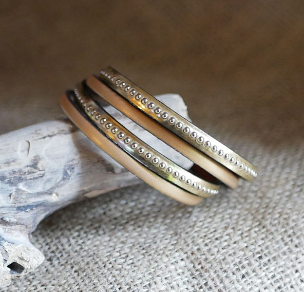 Bracelet cuir double, doré avec billes argentées personnalisable.