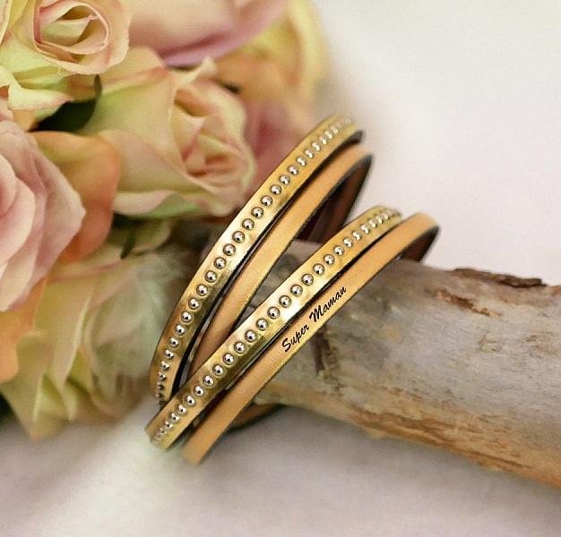 Bracelet cuir double doré personnalisé avec billes argentées.
