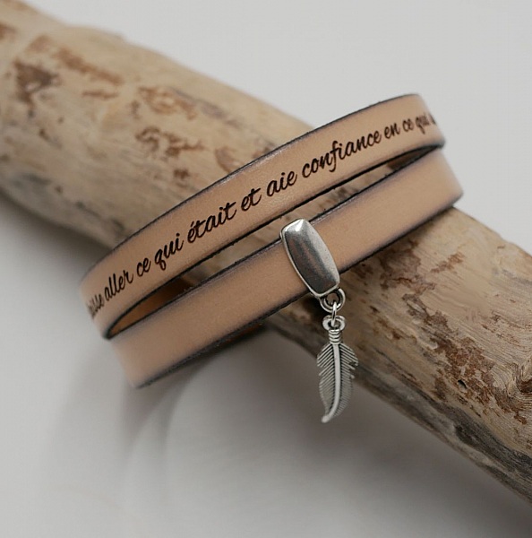 Bracelet double en cuir personnalisé avec pendentif plume gravé.