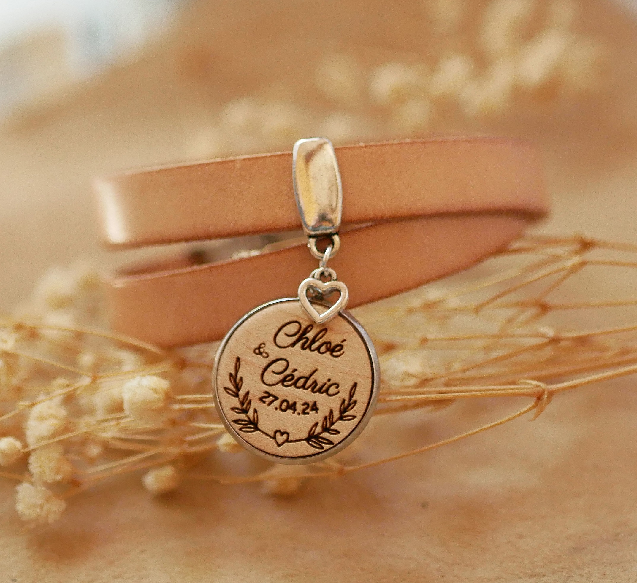 Bracelet en cuir personnalisable avec médaille gravée prénoms.