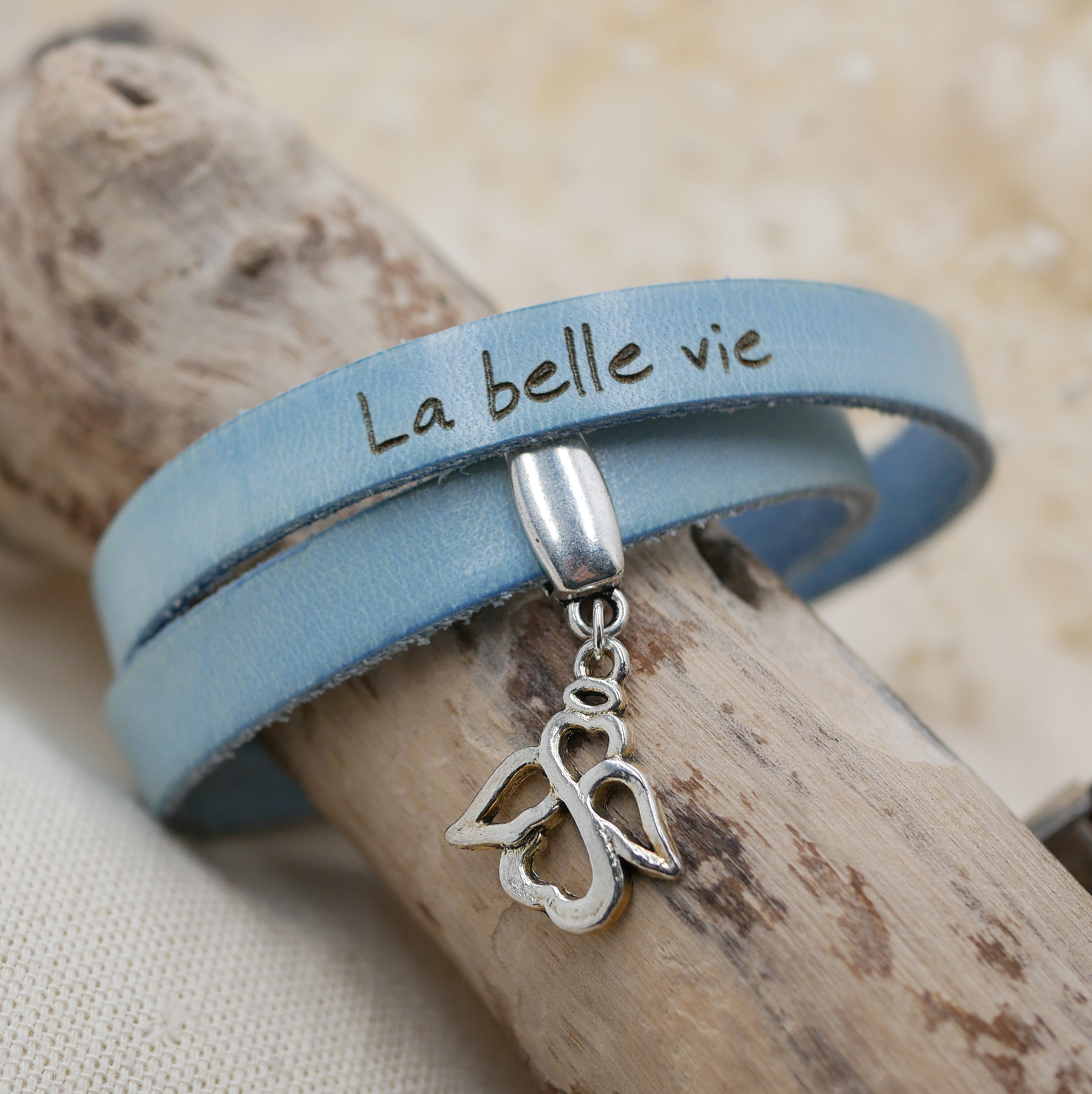 Bracelet double cuir bleu personnalisé avec pendentif ange gravé.