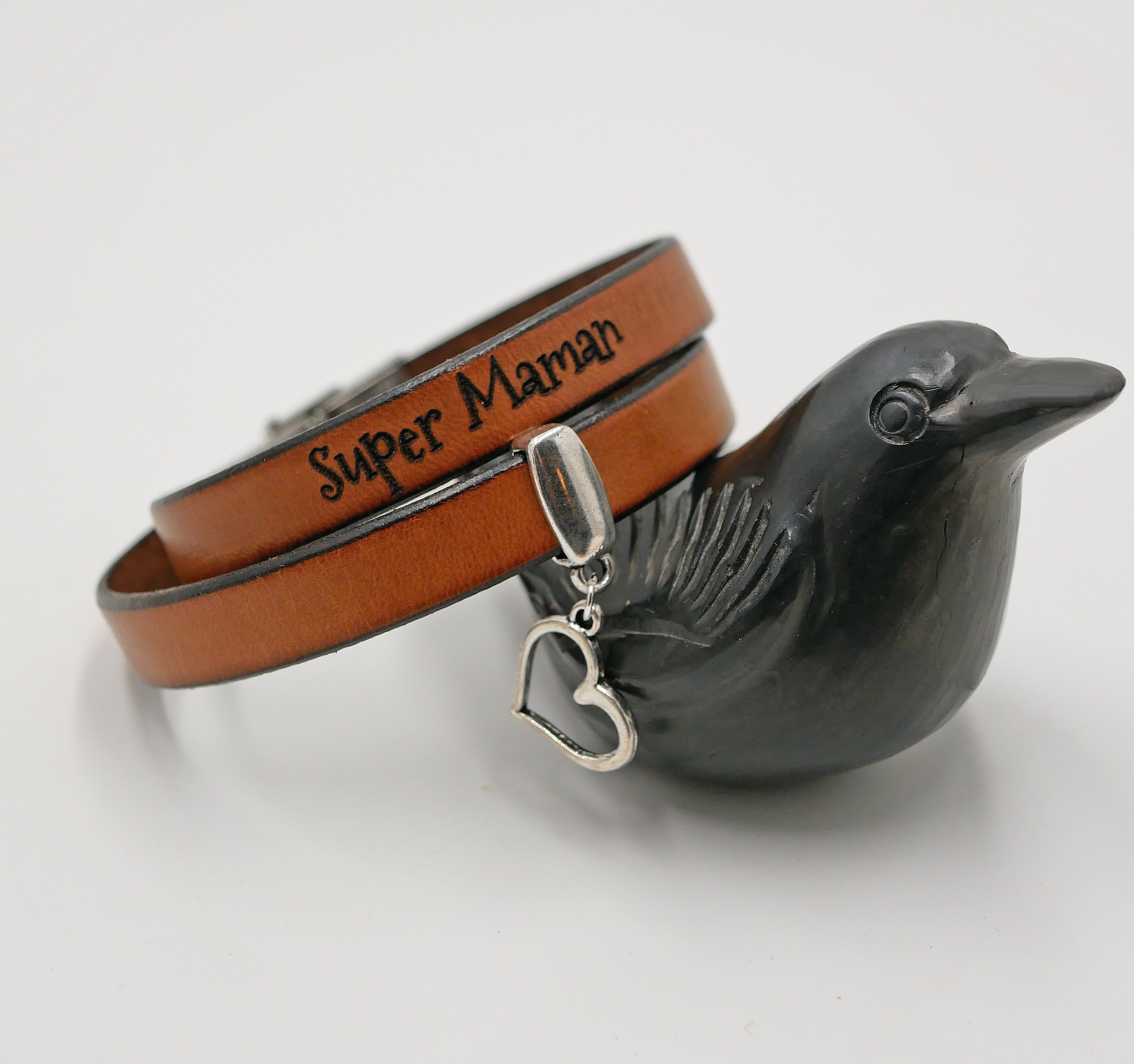 Bracelet double en cuir personnalisé avec gravure et pendentif cœur.