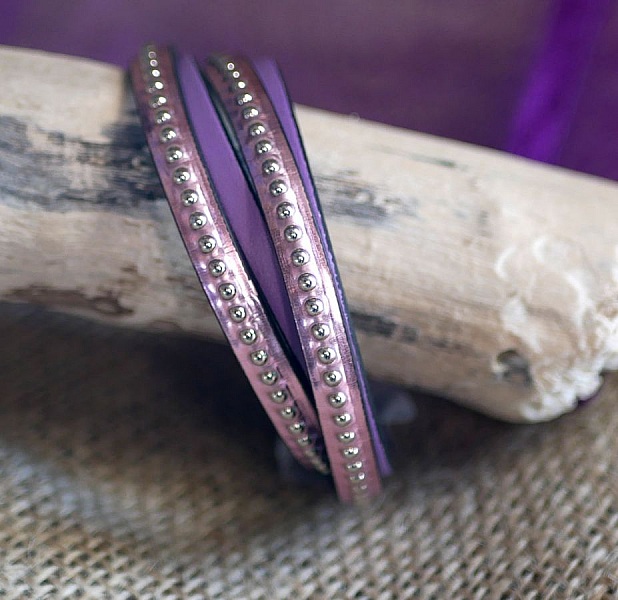 Tilpasset dobbelt l&aelig;derarmb&aring;nd med pink gravering 