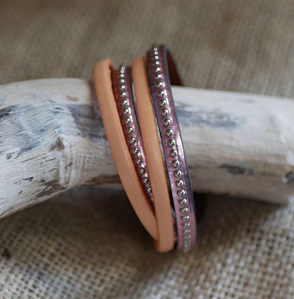 Tilpasset dobbelt l&aelig;derarmb&aring;nd med pink gravering 