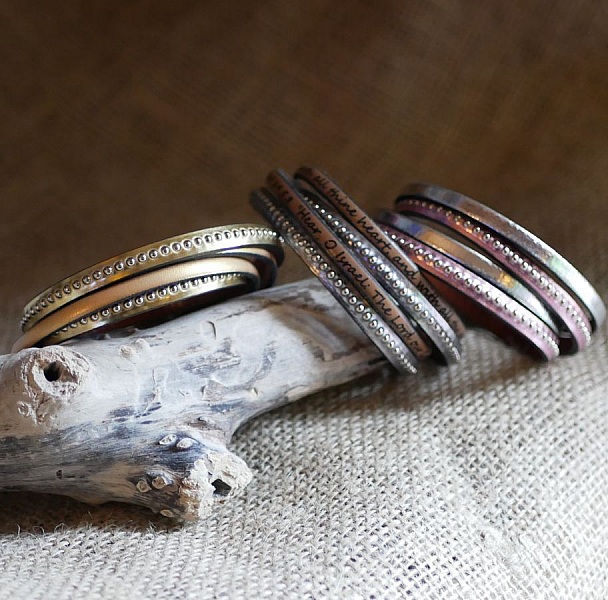 Tilpasset dobbelt l&aelig;derarmb&aring;nd med pink gravering 