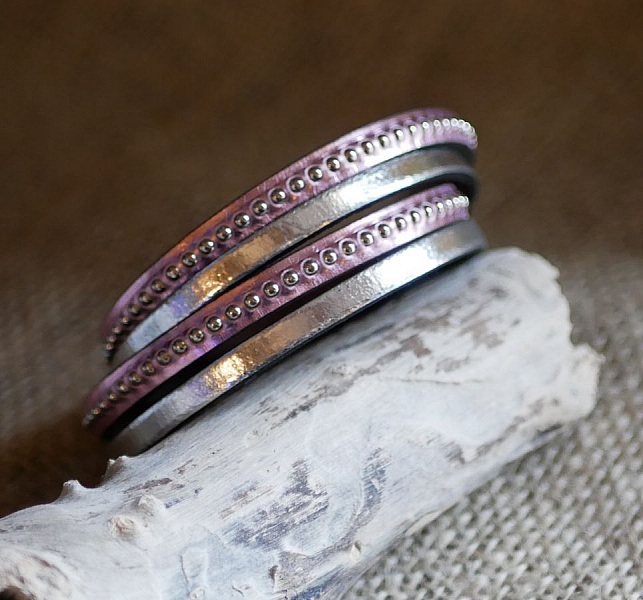 Tilpasset dobbelt l&aelig;derarmb&aring;nd med pink gravering 