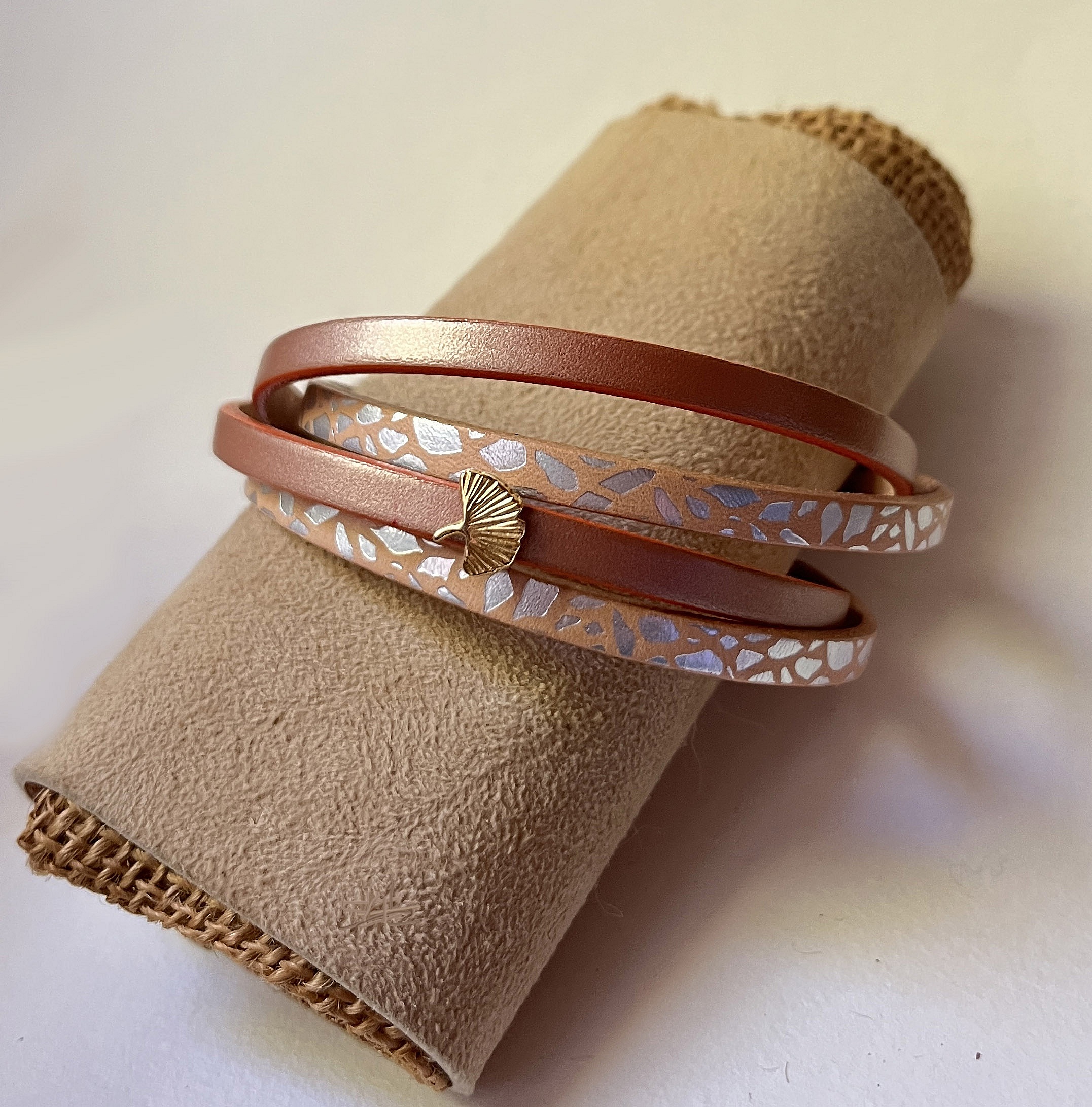 Bracelet zen personnalisable en cuir avec pendentif ginkgo doré.