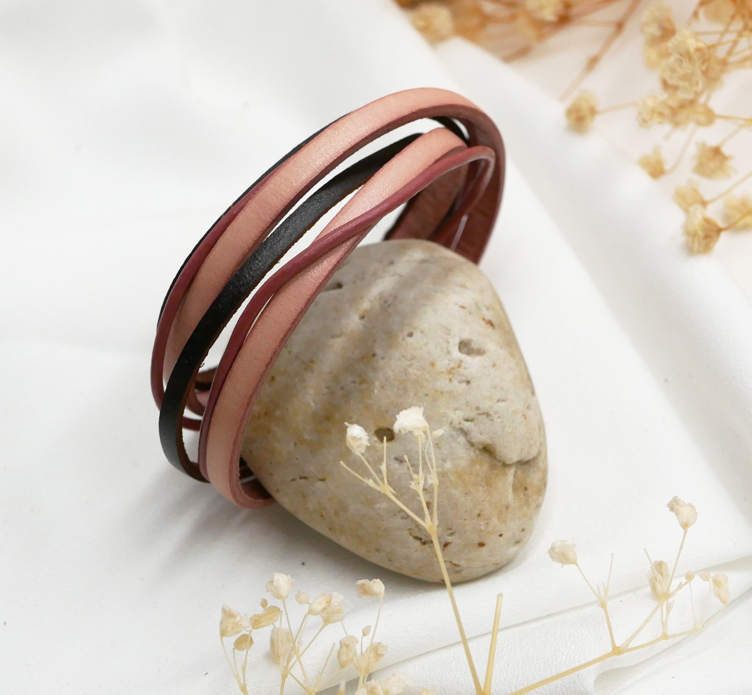 Gammelt lyser&oslash;dt og brunt l&aelig;derarmb&aring;nd med flere lameller