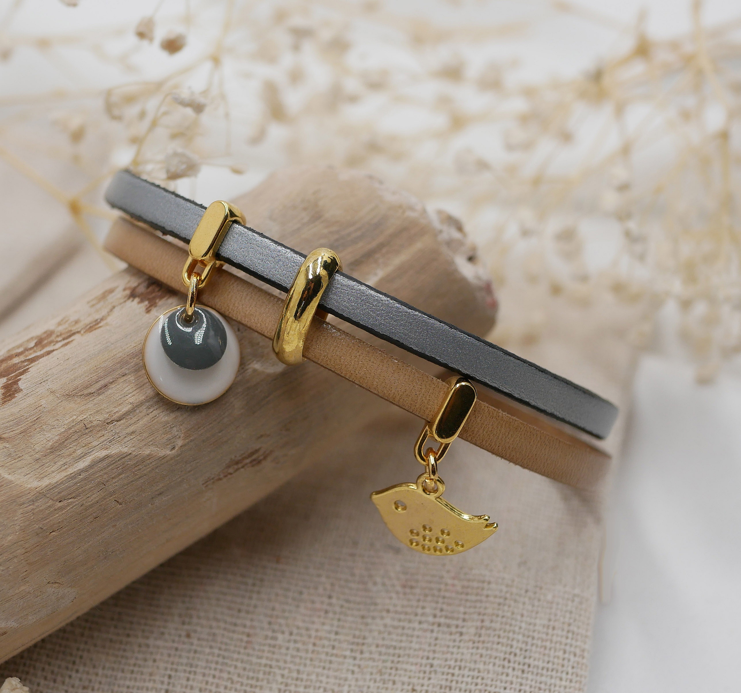 Duoarmb&aring;nd i l&aelig;der med gyldne pailletter og fuglecharms