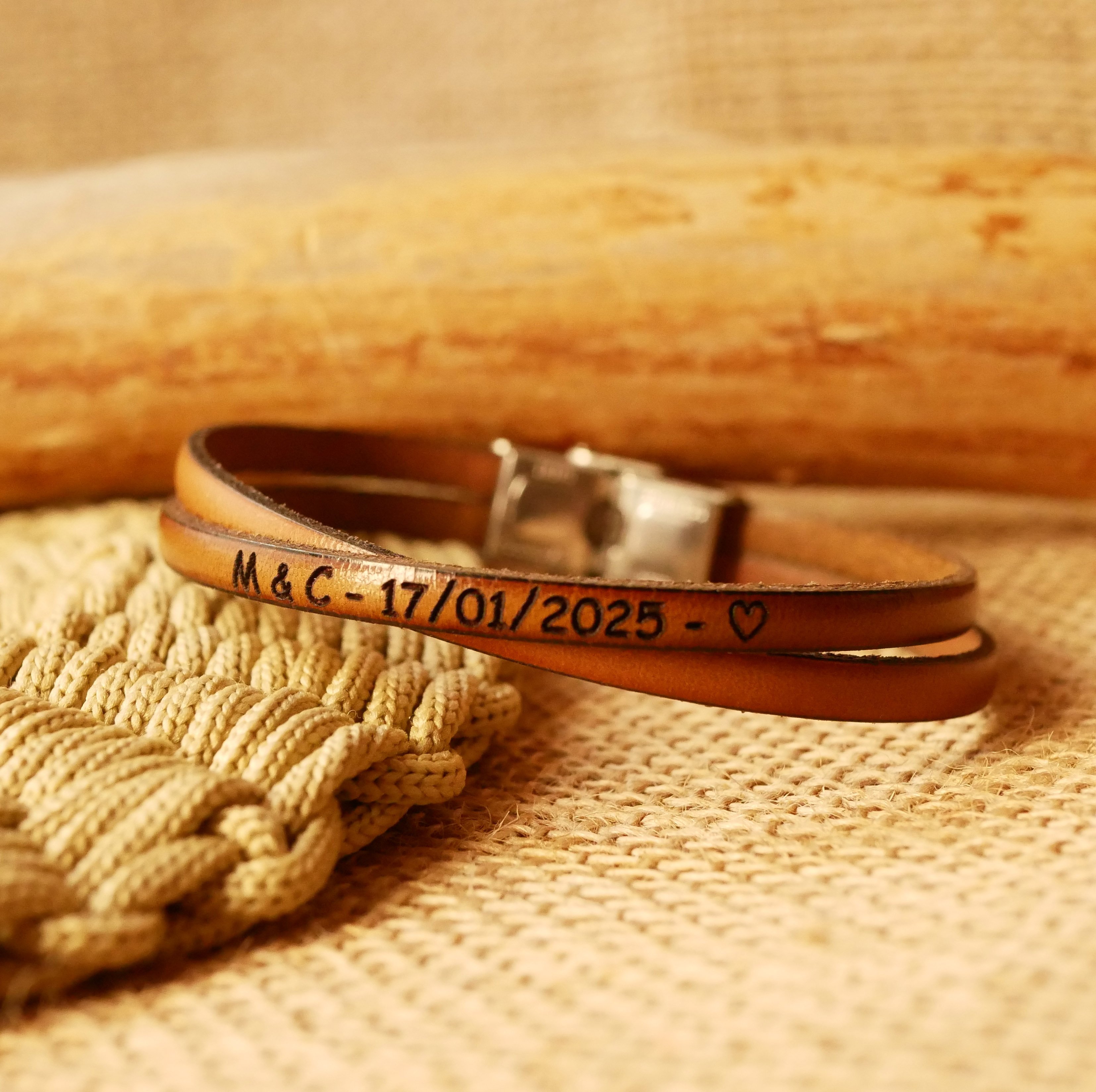 Twist l&aelig;der duo armb&aring;nd, der kan tilpasses til m&aelig;nd eller kvinder