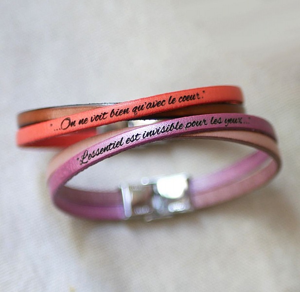 Bracelets en cuir personnalisés avec citations gravées.