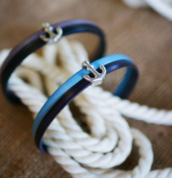 L&aelig;der duo armb&aring;nd med indgraveret navy anker design