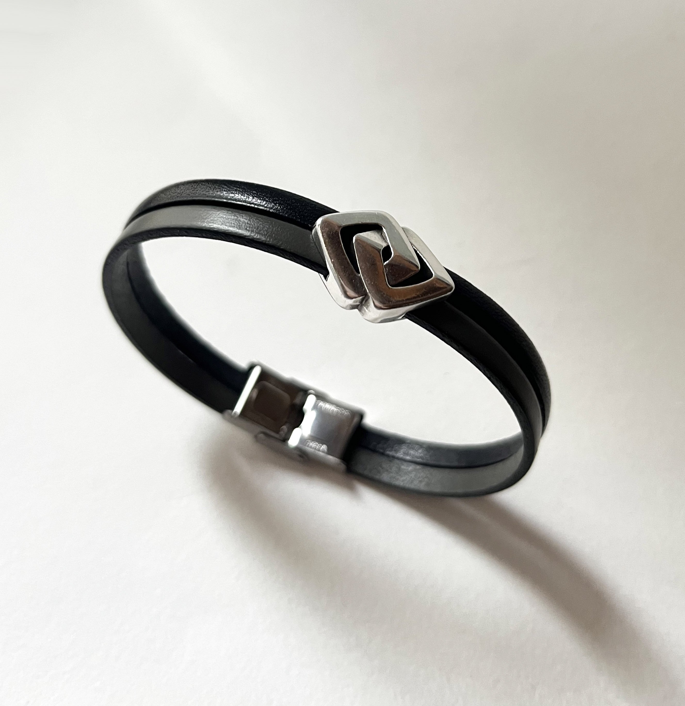 Bracelet duo de cuir au passant entrelac&eacute; personnalisable par gravure