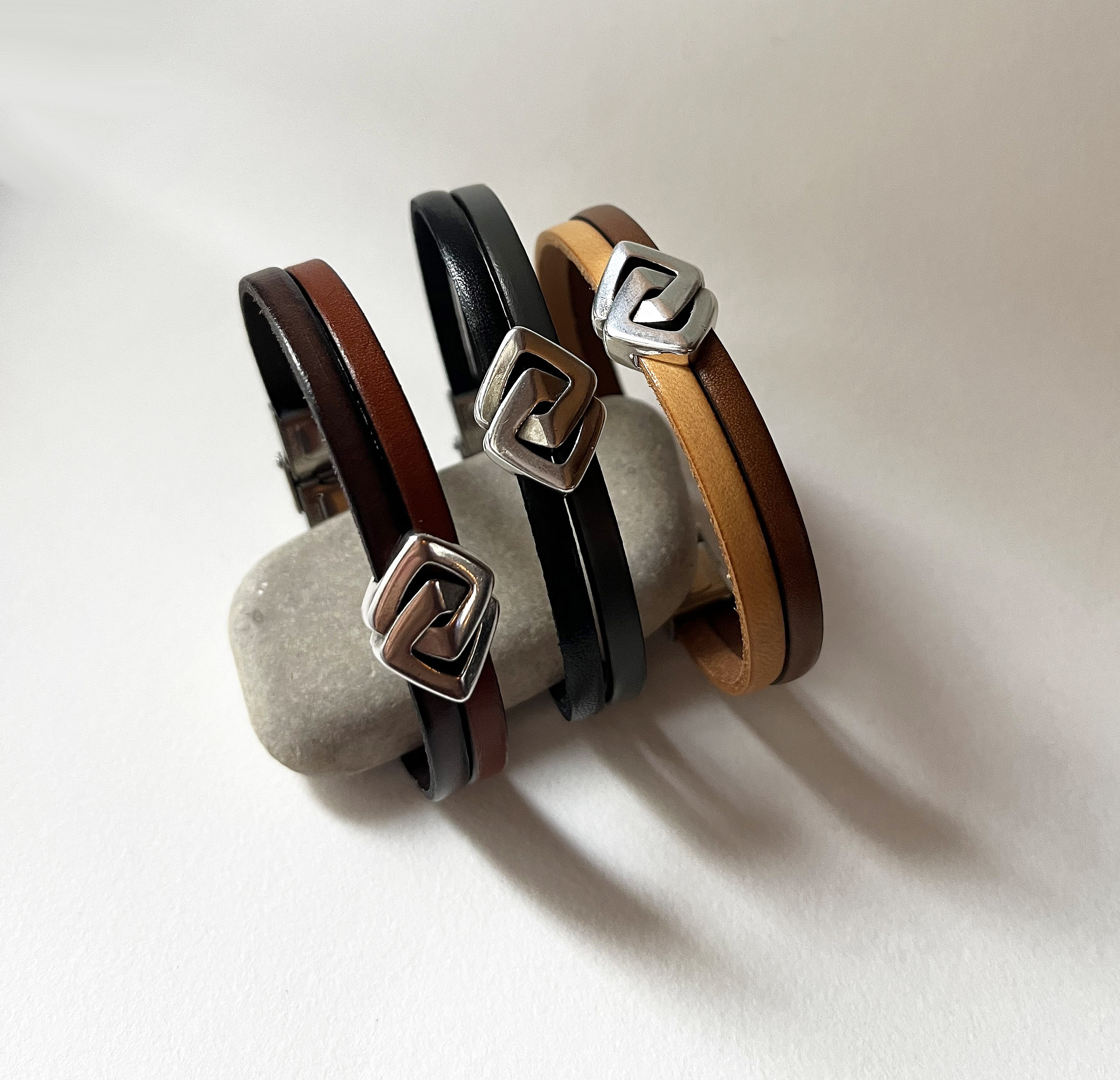 Bracelet duo de cuir au passant entrelac&eacute; personnalisable par gravure