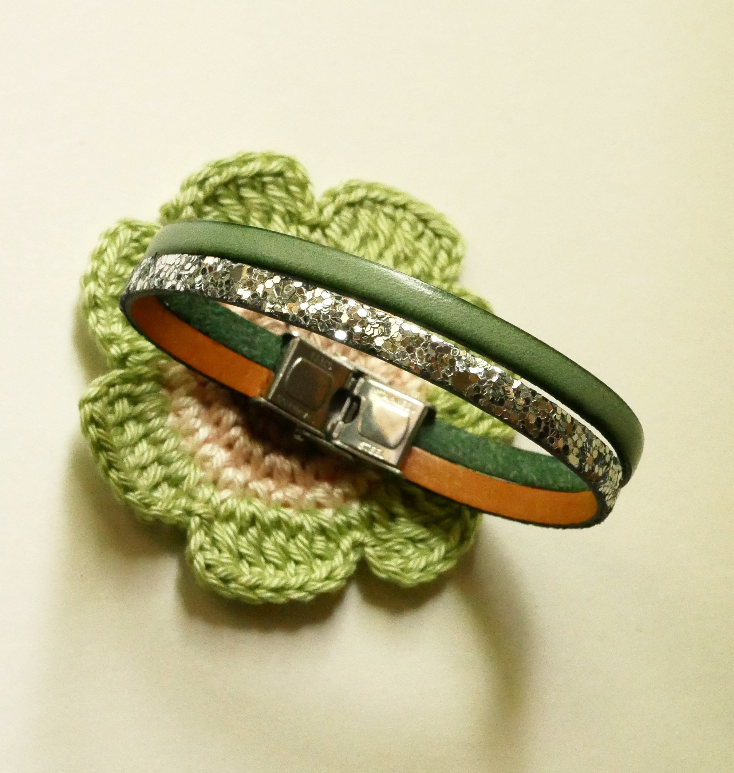 Duo-armb&aring;nd i l&aelig;der i s&oslash;lv og farve efter eget valg