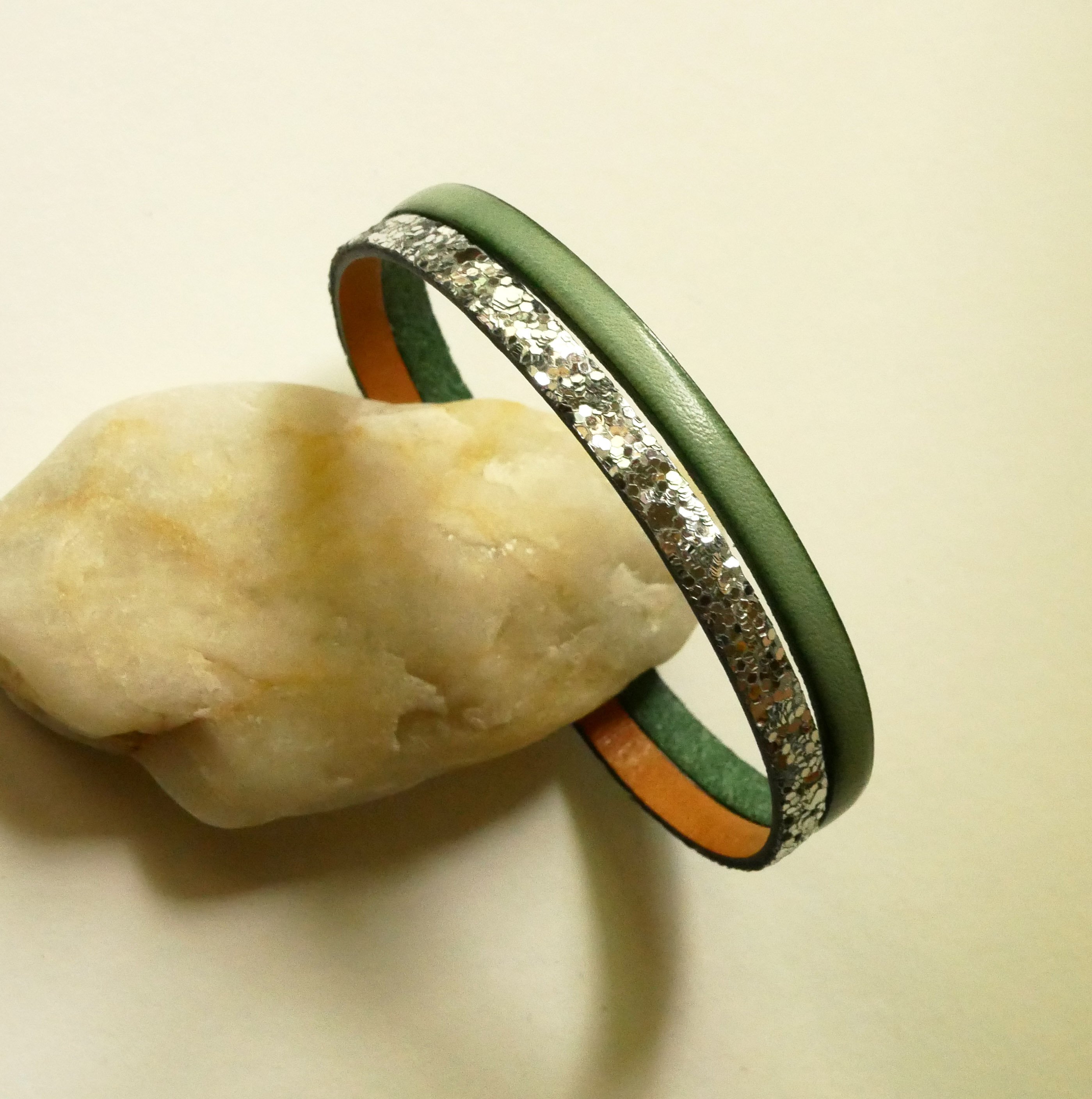 Duo-armb&aring;nd i l&aelig;der i s&oslash;lv og farve efter eget valg