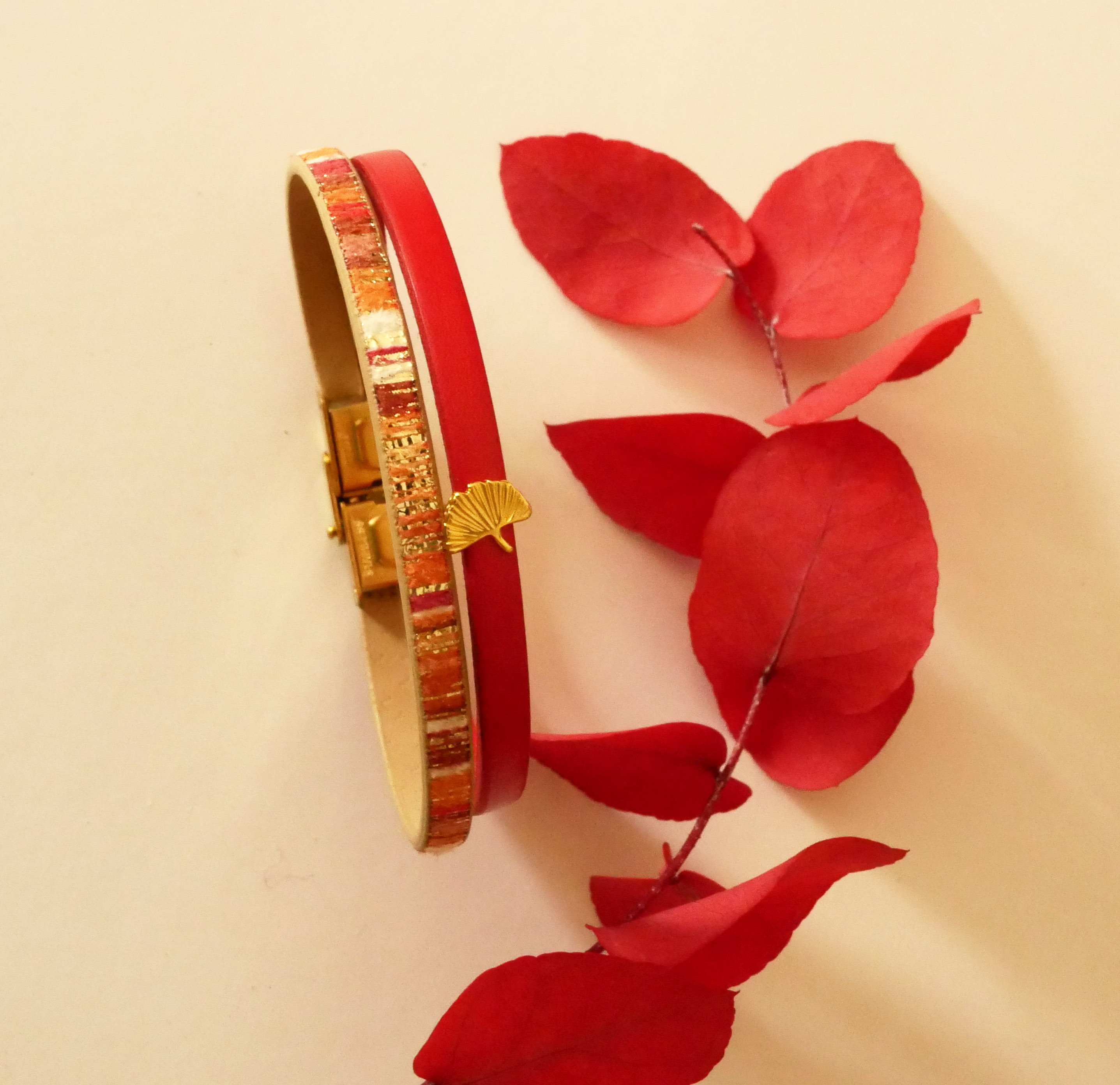 Rouget duo-armbånd i læder med guldglitter og Gingko-design  