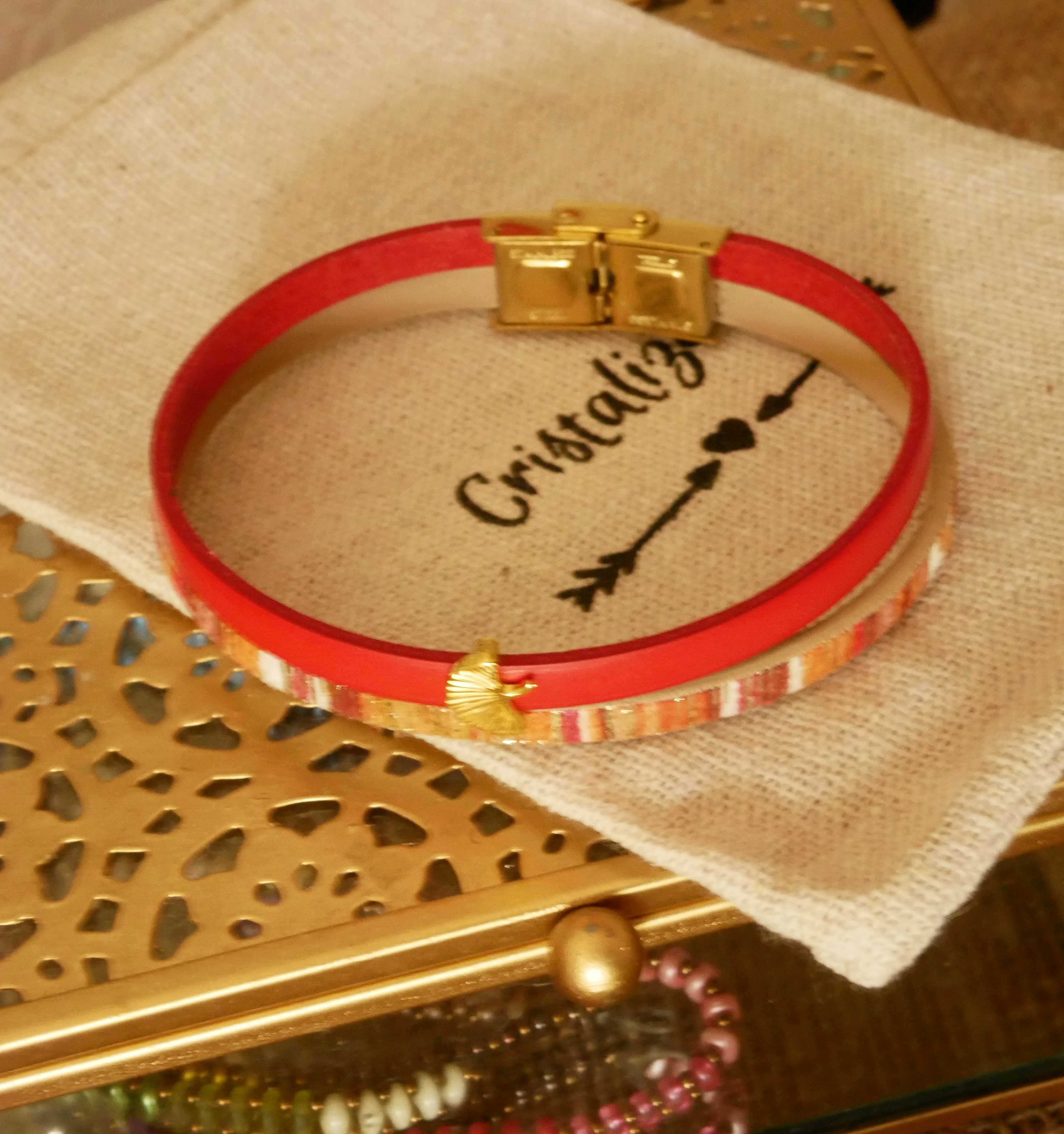 Rouget duo-armbånd i læder med guldglitter og Gingko-design  