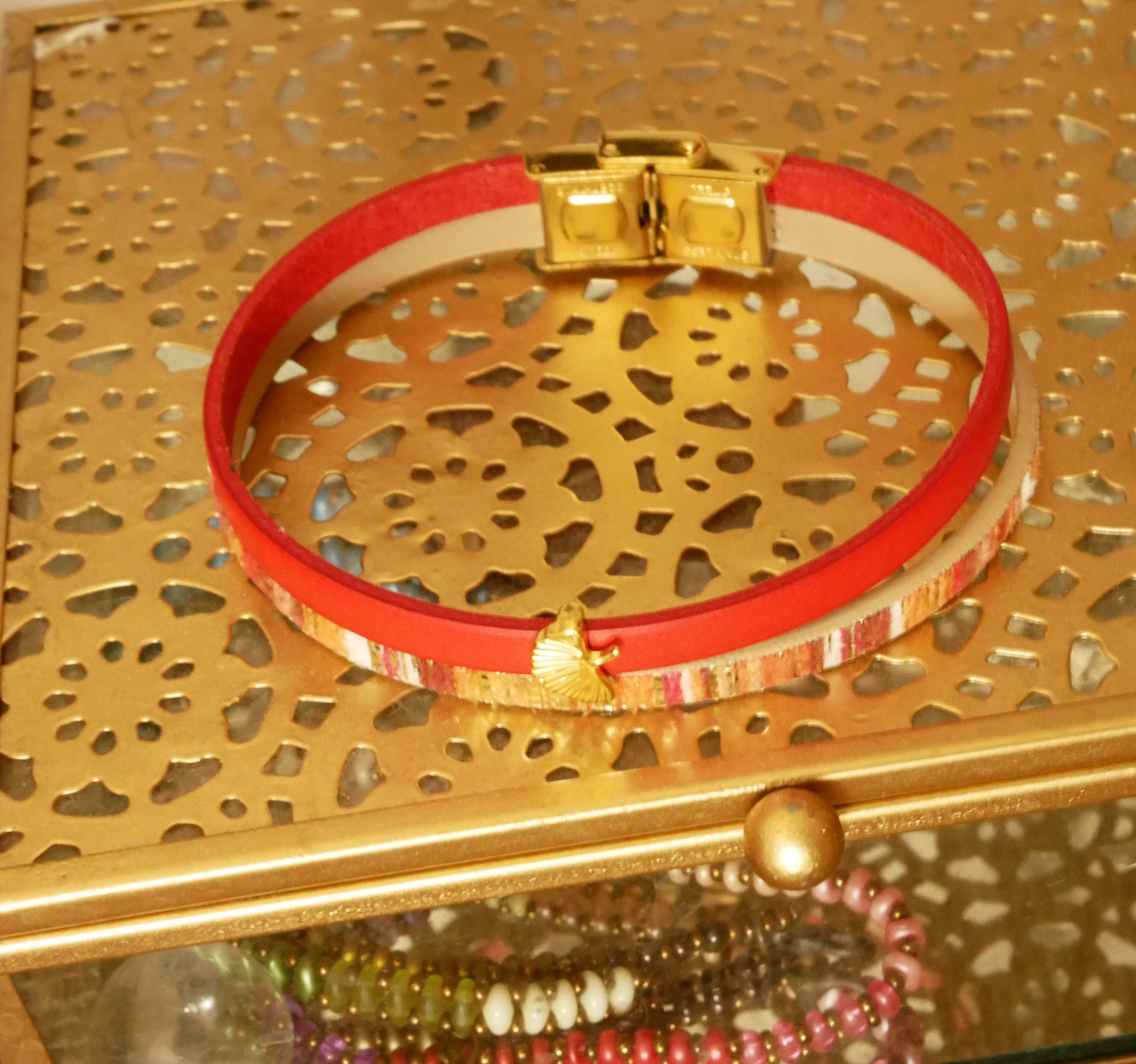 Rouget duo-armbånd i læder med guldglitter og Gingko-design  