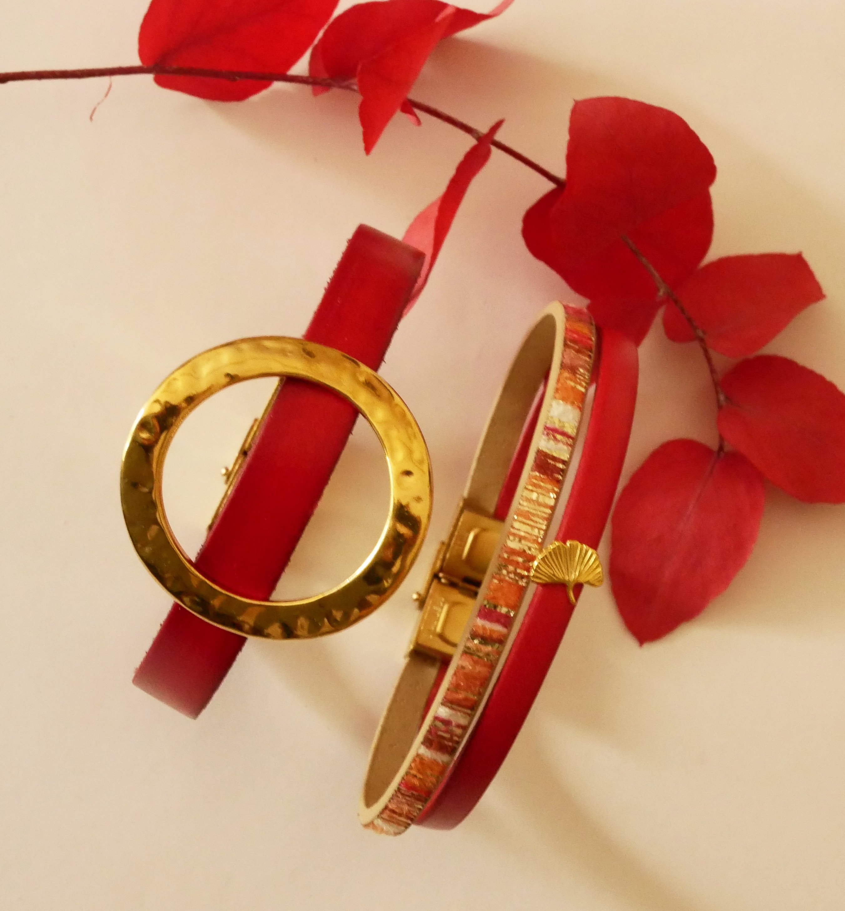 Rouget duo-armb&aring;nd i l&aelig;der med guldglitter og Gingko-design  