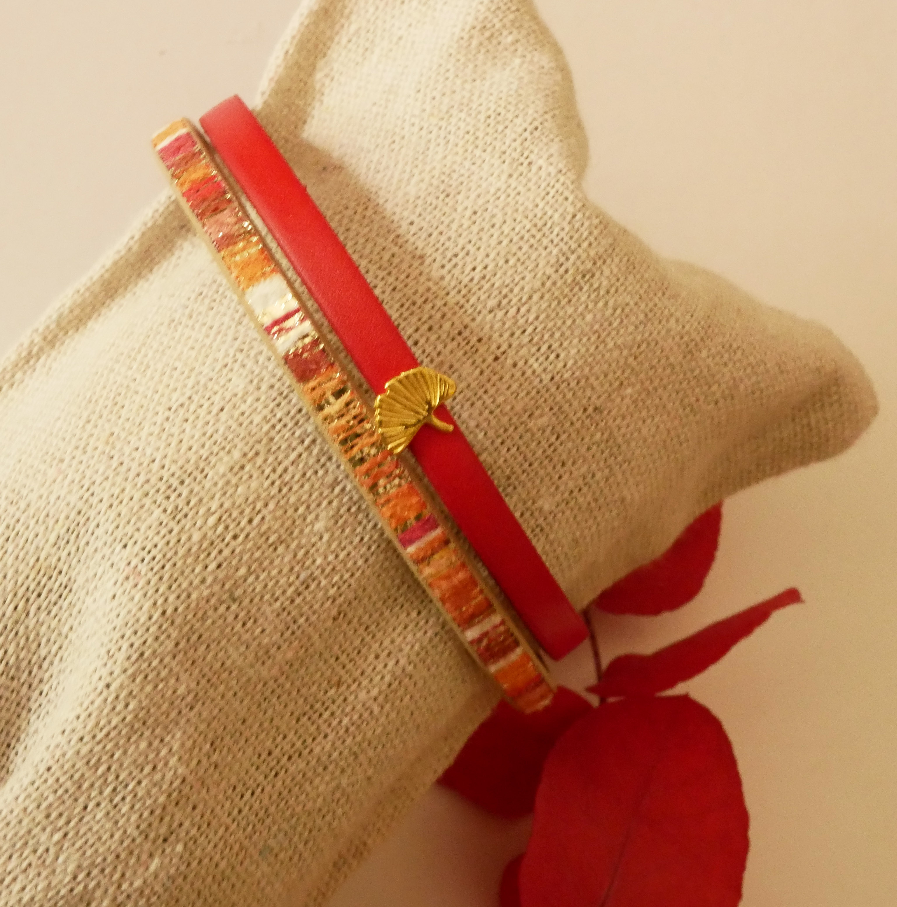 Rouget duo-armbånd i læder med guldglitter og Gingko-design  