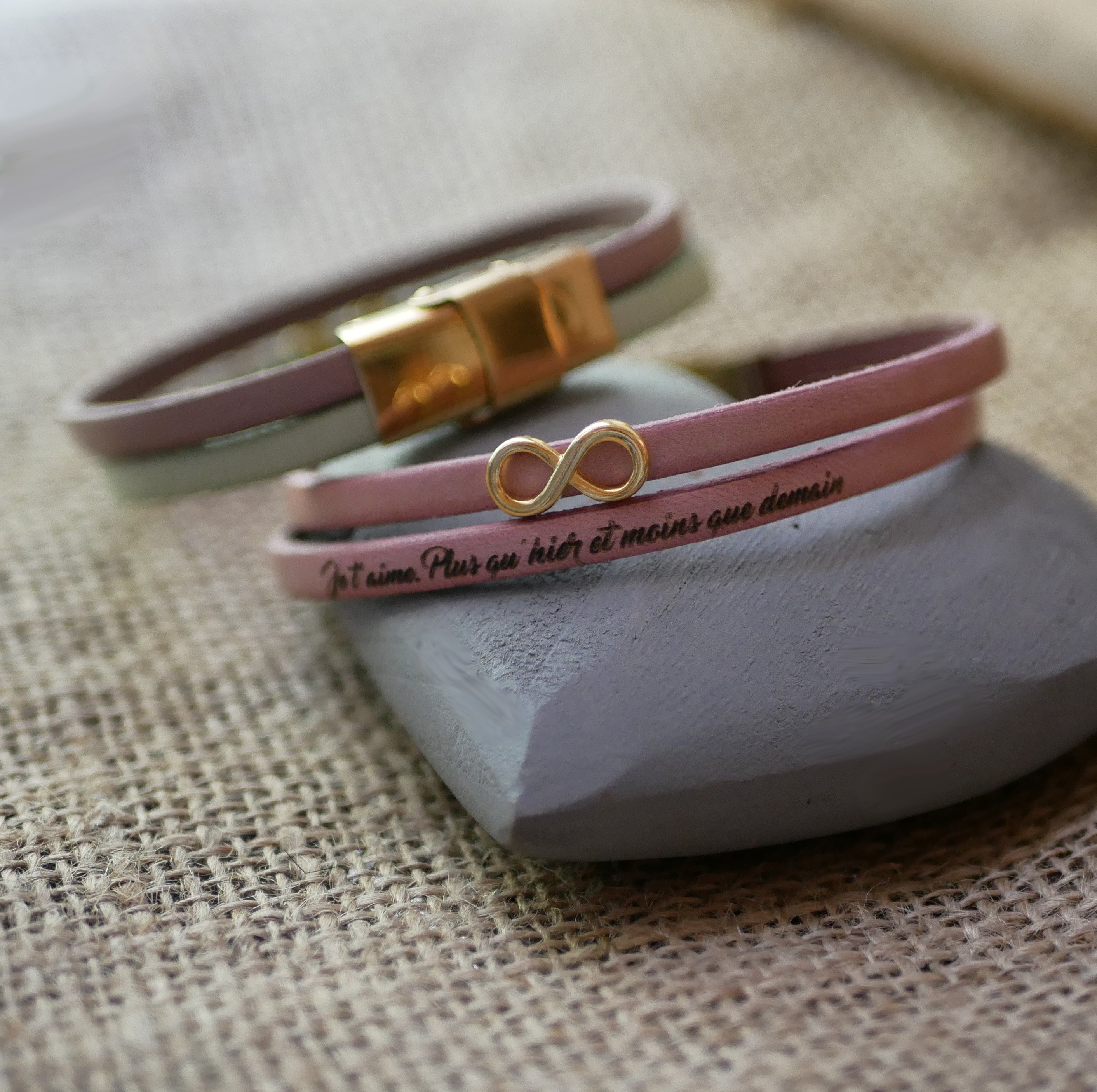 Guld infinity-symbol i l&aelig;derarmb&aring;nd til personligg&oslash;relse  