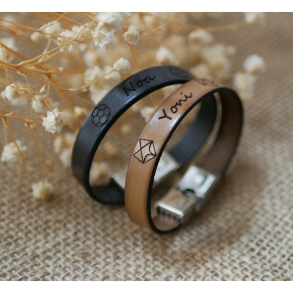 Personligt l&aelig;derarmb&aring;nd til b&oslash;rn med indgravering af et fornavn indrammet med tegninger efter eget valg