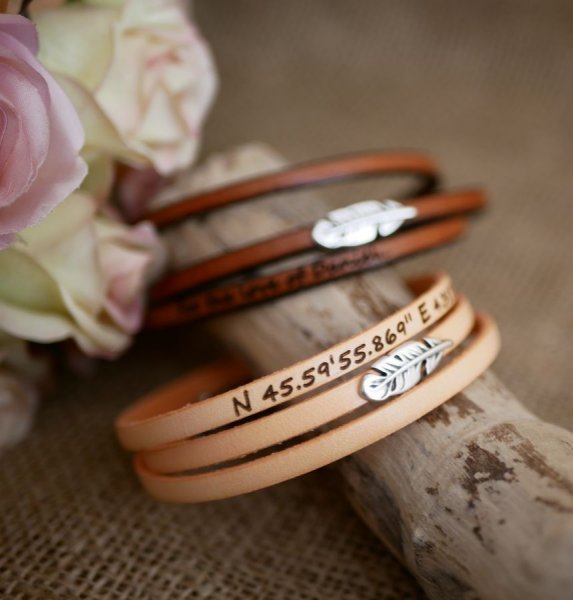 Boheme l&aelig;derarmb&aring;nd til kvinder med et fjerdesign, 3 omgange, kan tilpasses