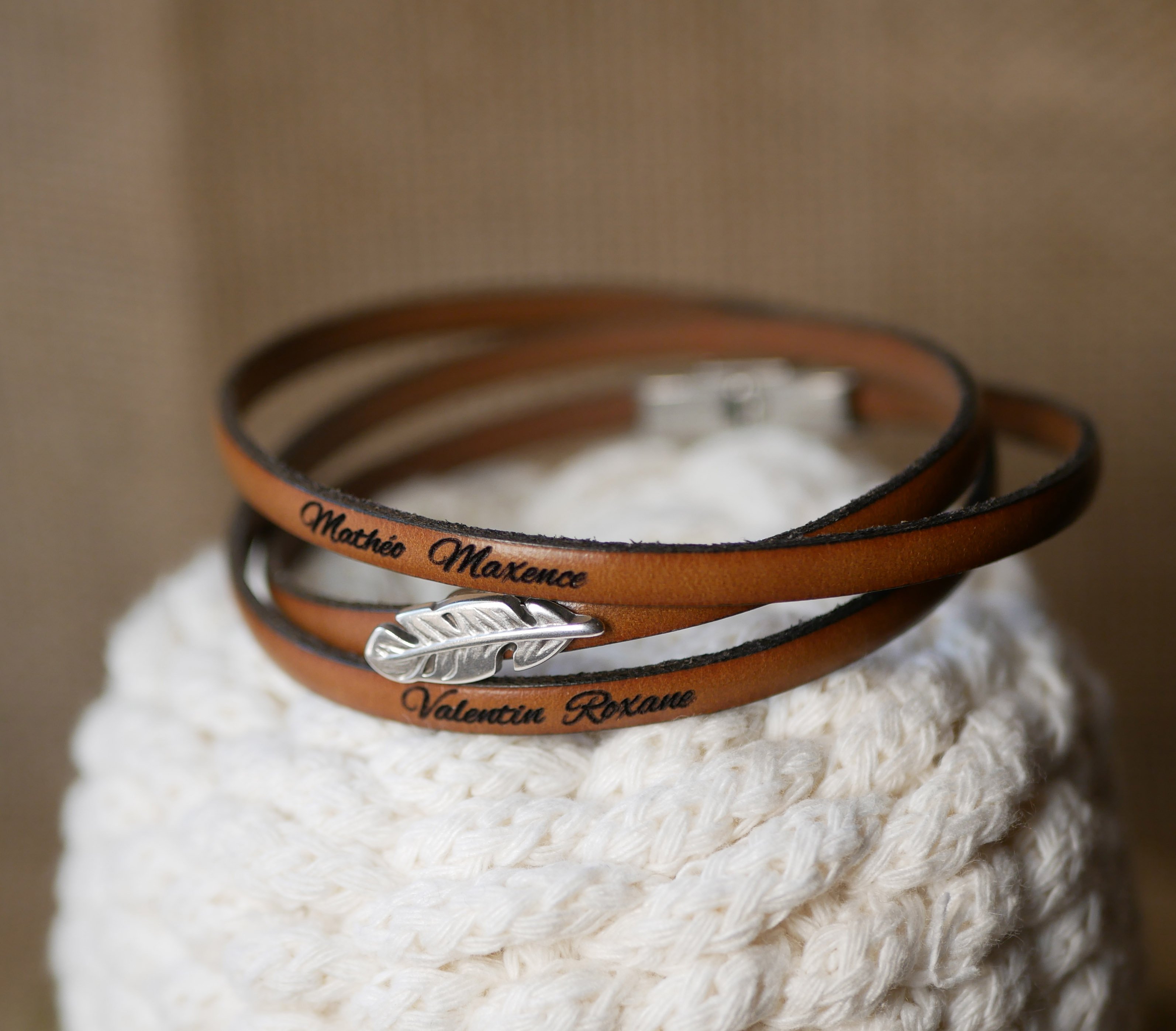 Boheme l&aelig;derarmb&aring;nd til kvinder med et fjerdesign, 3 omgange, kan tilpasses