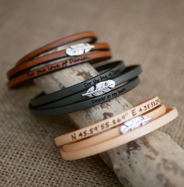 Boheme l&aelig;derarmb&aring;nd til kvinder med et fjerdesign, 3 omgange, kan tilpasses