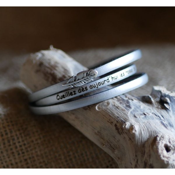 Boheme l&aelig;derarmb&aring;nd til kvinder med et fjerdesign, 3 omgange, kan tilpasses