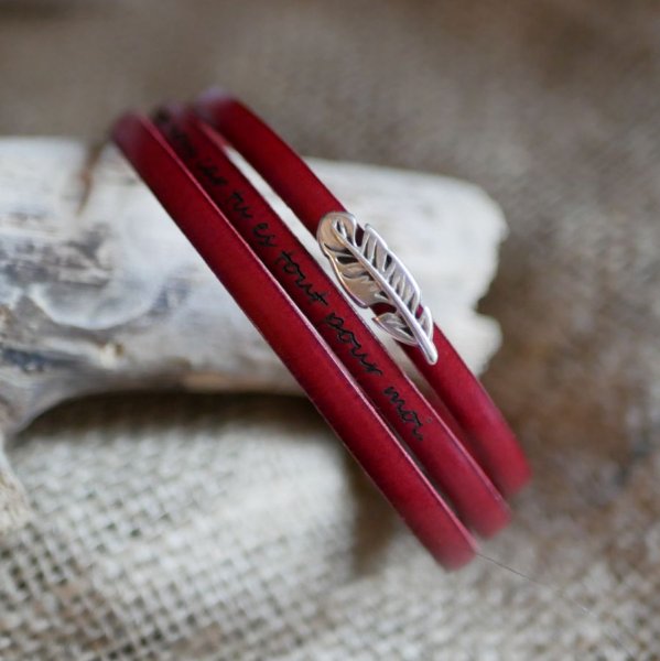 Boheme l&aelig;derarmb&aring;nd til kvinder med et fjerdesign, 3 omgange, kan tilpasses