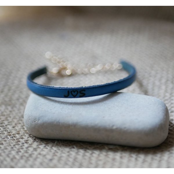 L&aelig;derarmb&aring;nd til kvinder, der kan personligg&oslash;res ved gravering med guldk&aelig;de