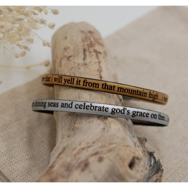 L&aelig;derarmb&aring;nd til kvinder, der kan personligg&oslash;res ved gravering med guldk&aelig;de