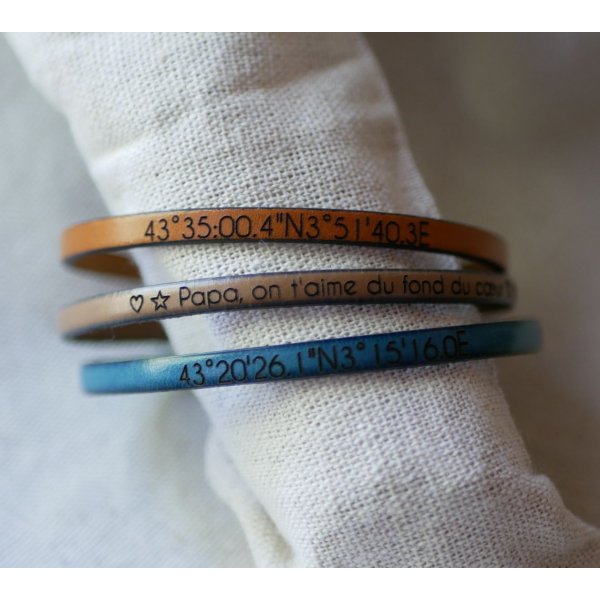 L&aelig;derarmb&aring;nd til kvinder, der kan personligg&oslash;res ved gravering med guldk&aelig;de